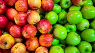 リンゴポリフェノーリを含む青りんごと赤リンゴ