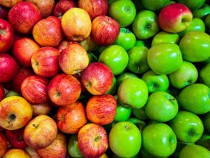リンゴポリフェノーリを含む青りんごと赤リンゴ
